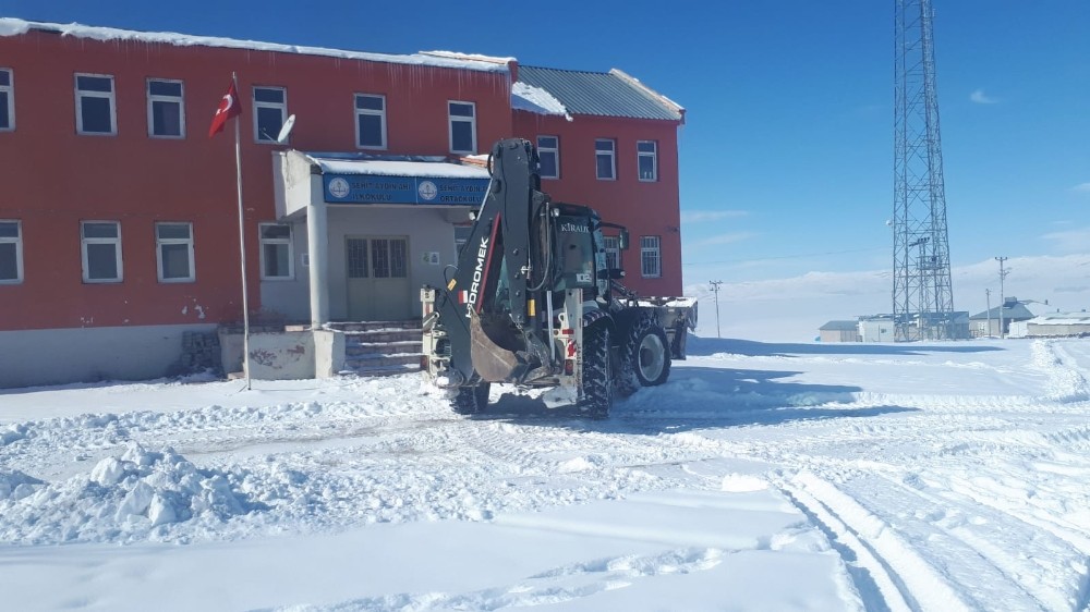 Okul bahçeleri kardan temizlendi 