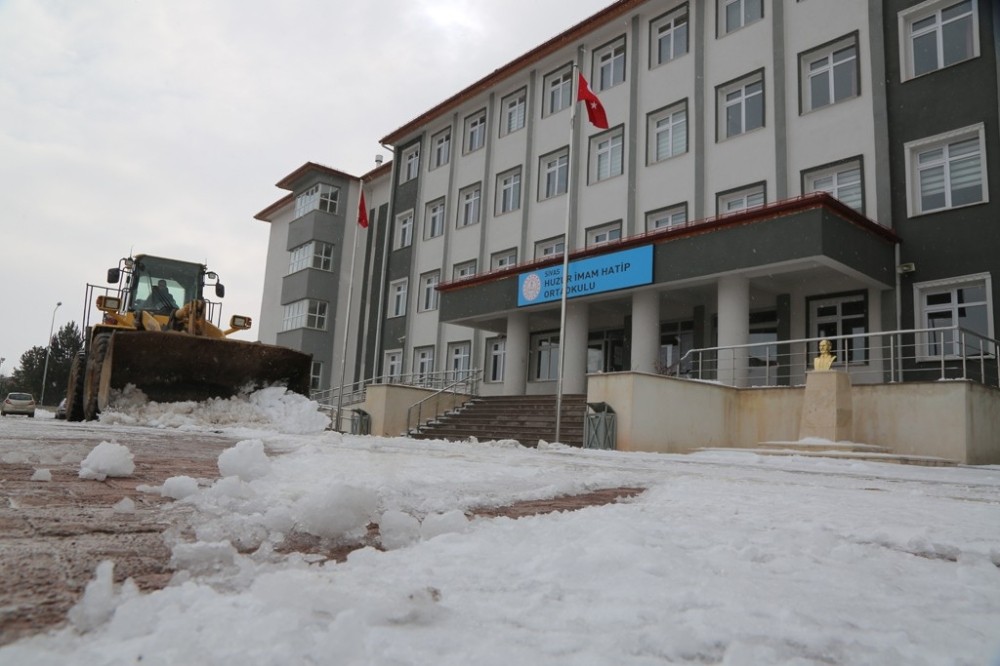 Okul bahçelerinde kar temizliği 