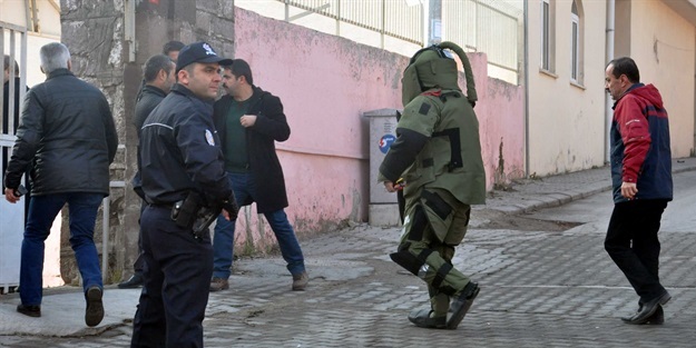 Okul bahçesinde bomba paniği