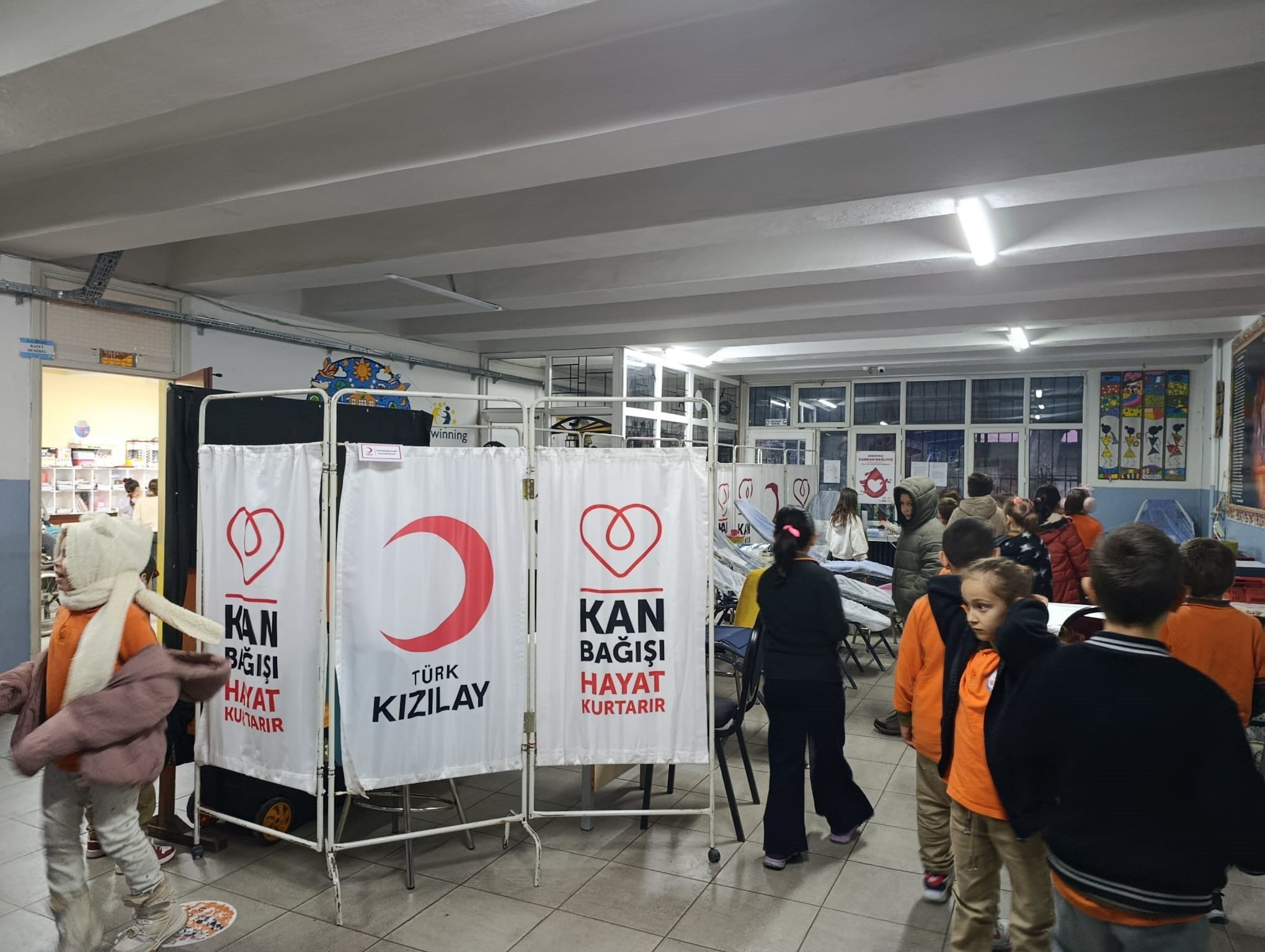 Okul bahçesinde kan bağışı kuyruğu