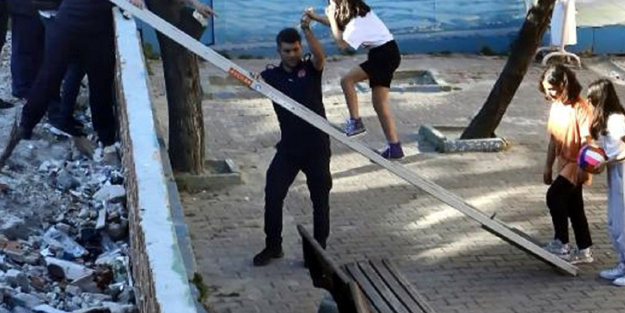 Okul bahçesinde mahsur kalan kız öğrenciler böyle kurtarıldı