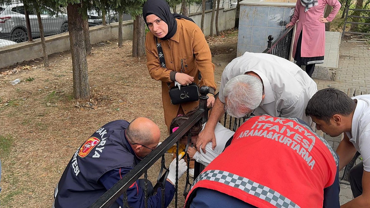Okul bahçesinde panik! Öğrencinin başı korkuluğa sıkıştı