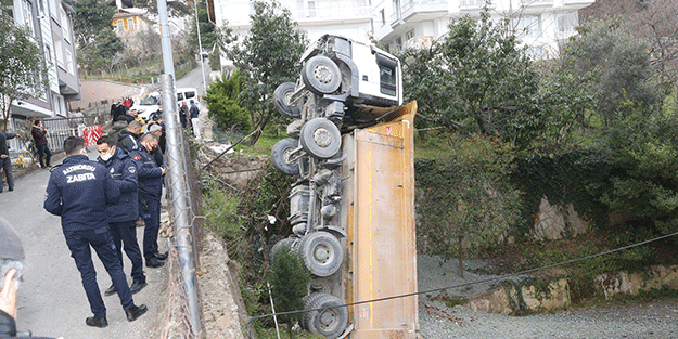 Okul bahçesine kamyon düştü
