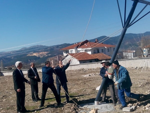 Okul bahçesine kuş evi 