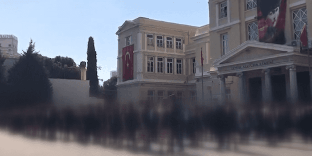 Çocuklarımızın bu zihniyete emanet! İzmir Atatürk Lisesi'ndeki rezilliği 'çağdaşlık' diyerek savundular