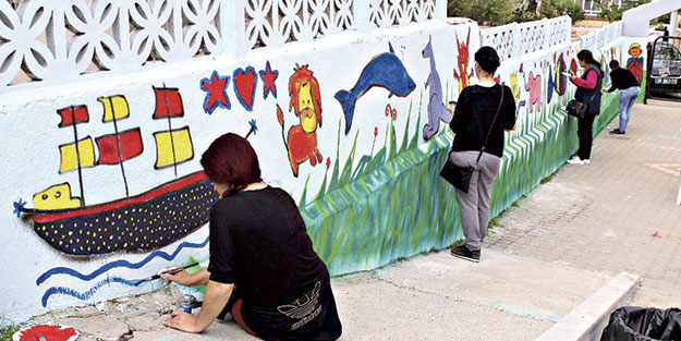 Balıkesir'de okul bahçesinin duvarına ilkbaharı getirdiler