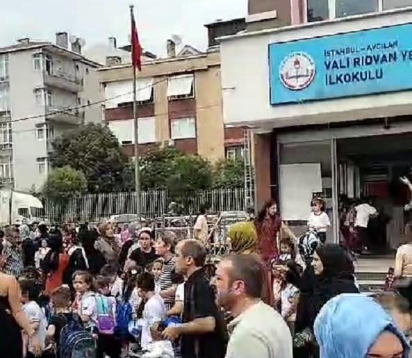 Okul çıkışında sürücüler birbirine girdi