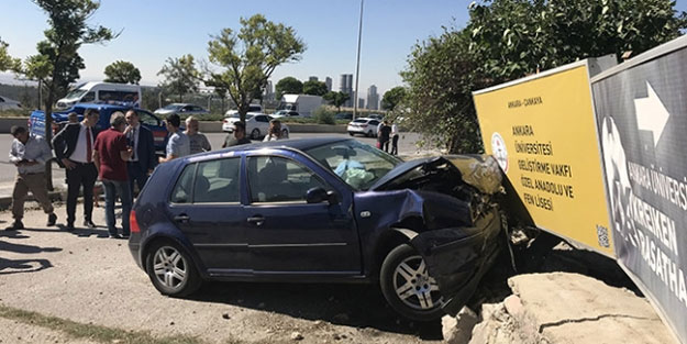 Okul duvarına çarpan öğretmenler araçta sıkıştı