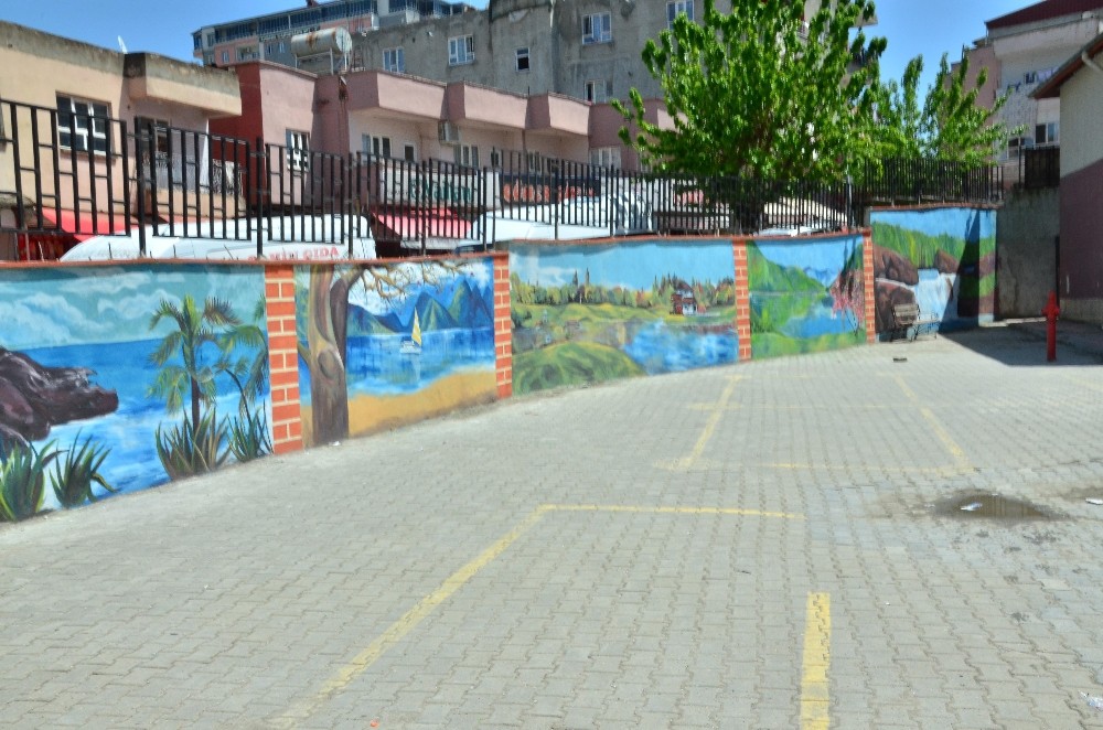 Okul duvarlarını tuvale çevirdiler 