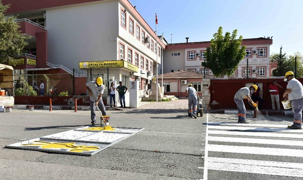 Okul geçitleri yenileniyor 