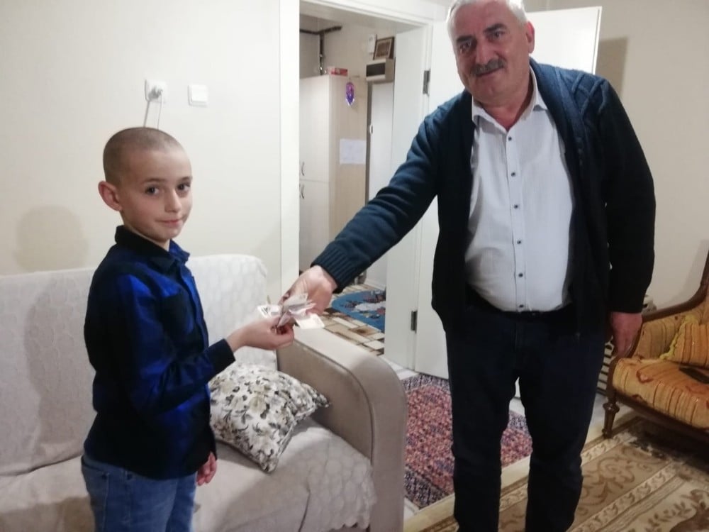 Okul harçlığını “Biz bize yeteriz Türkiyem” kampanyasına bağışladı 