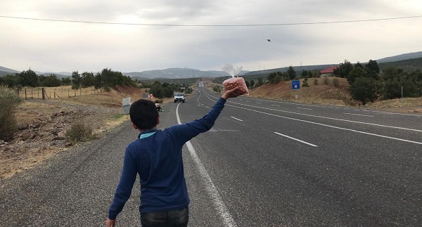 Okul harçlıklarını alıçla çıkarıyorlar