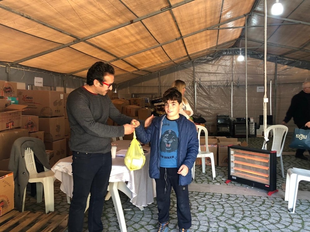Okul harçlıklarıyla depremzedelere makarna gönderdiği 