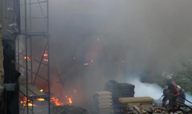 Okul inşaatındaki yangın mahalleliyi sokağa çıkardı!