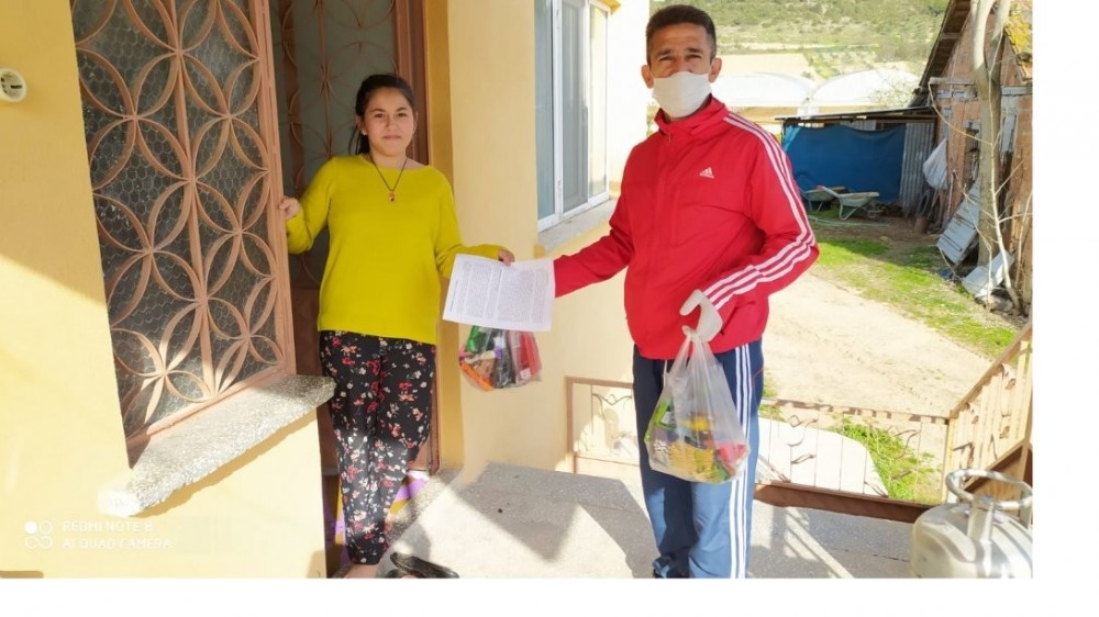 Okul kantinindeki bütün ürünleri satın alıp evlerindeki öğrencilerine dağıttılar 