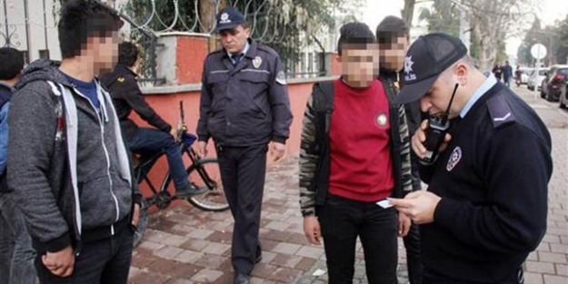 Okul kapısında bekleyene örnek ceza