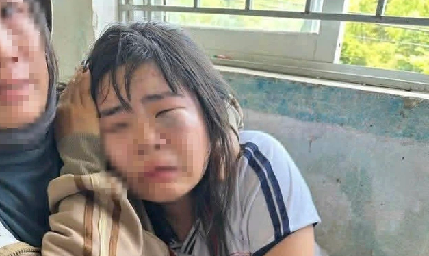 Okul kapısında çete dehşeti: Sınav çıkışı küçük kızı darp ettiler