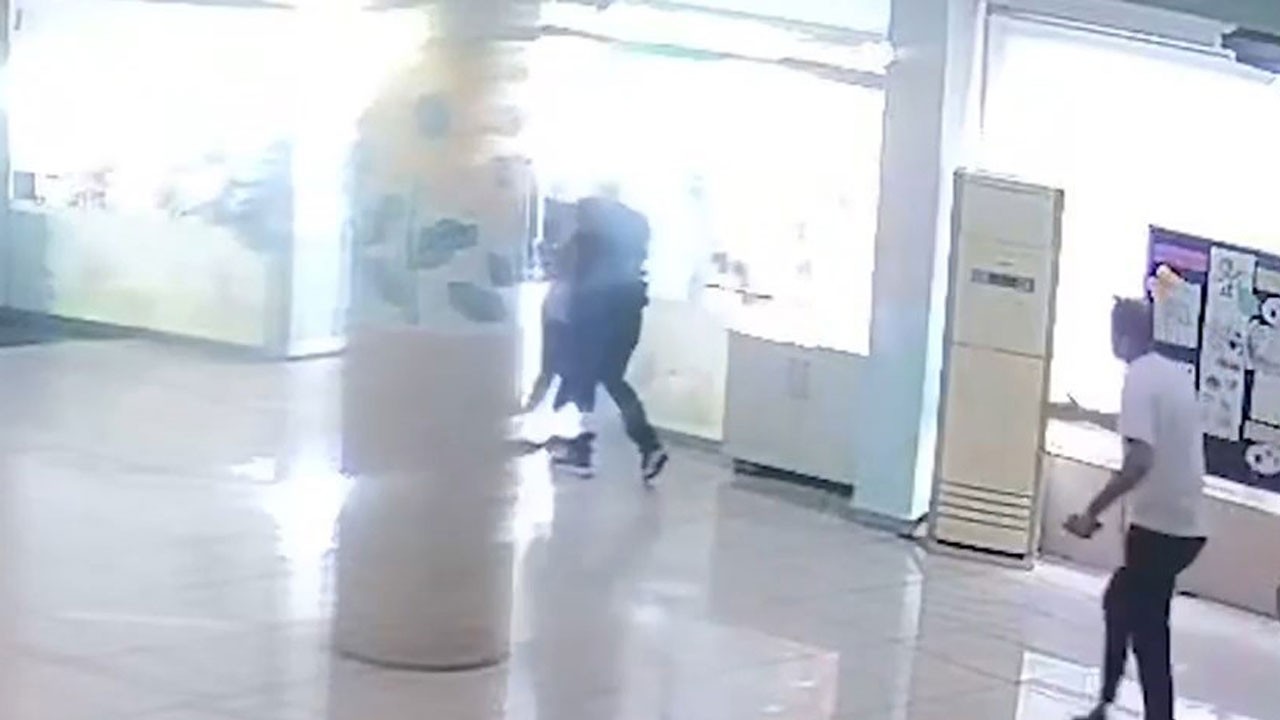 Okul koridorunda dehşet! Öğretmene tokat atan veli tutuklandı