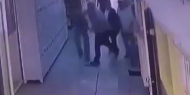 Okul koridorunda kadın öğretmene yumruk atan karaktersiz veli gözaltına alındı