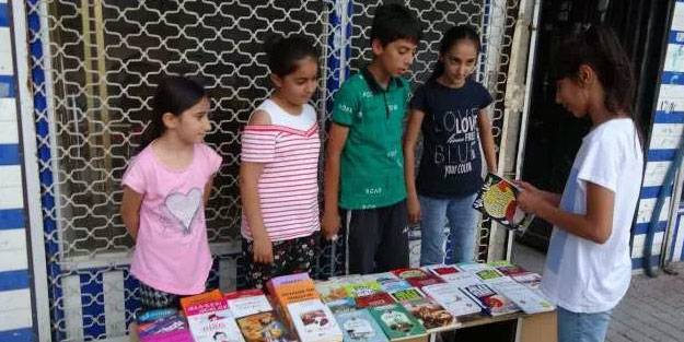 Okul masrafları için kitap satıyorlar