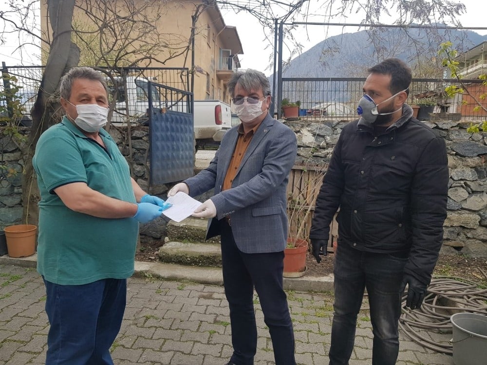 Okul Müdürü bağış kampanyasına destek verdi 