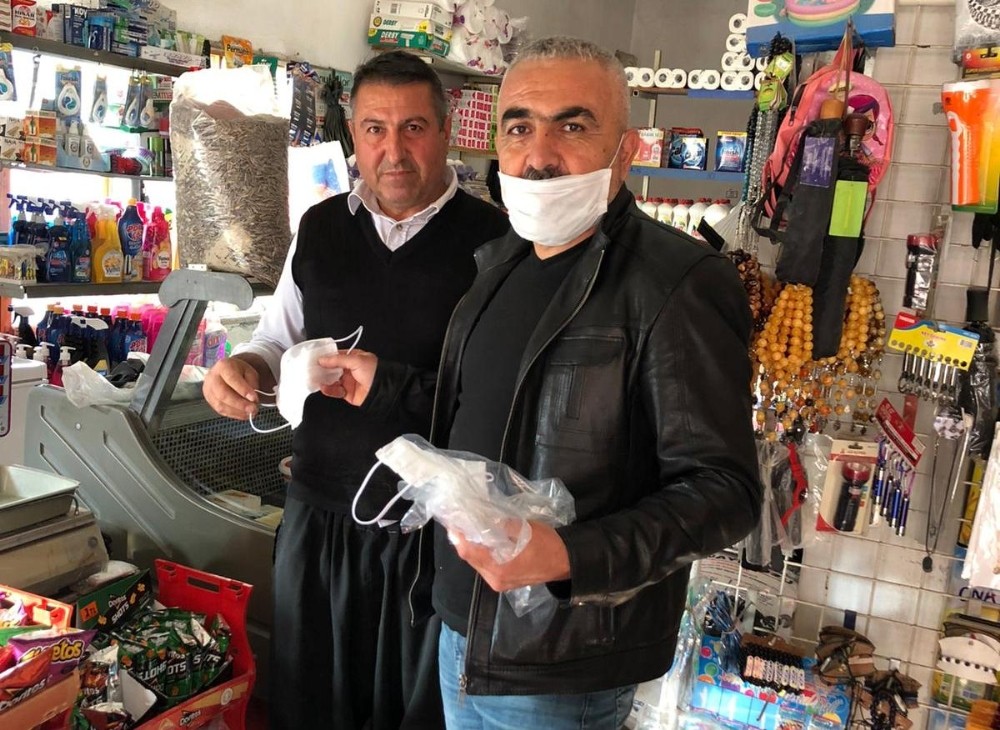 Okul müdürü, belde esnafına maske dağıttı 