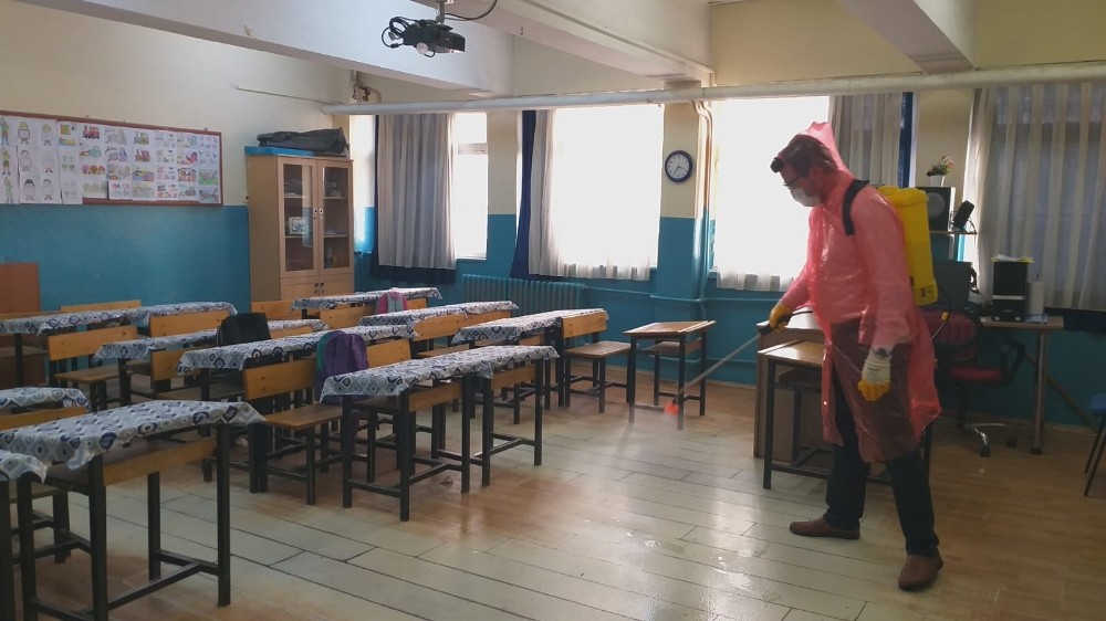 Okul müdüründen korona virüse karşı tedbir 