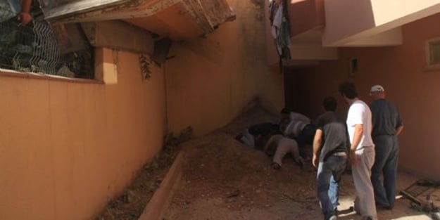 Okul müdürünün üstüne bir kamyon toprak döküldü