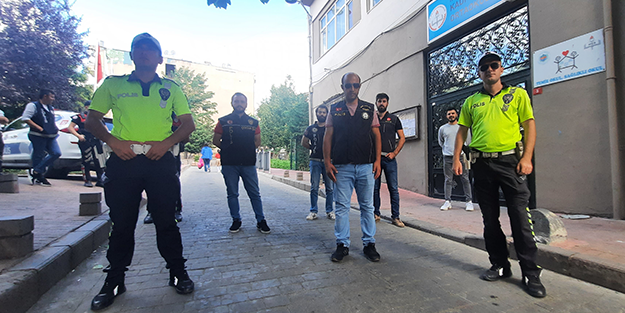 Okul önlerinde asayiş uygulaması! Araçlar didik didik arandı