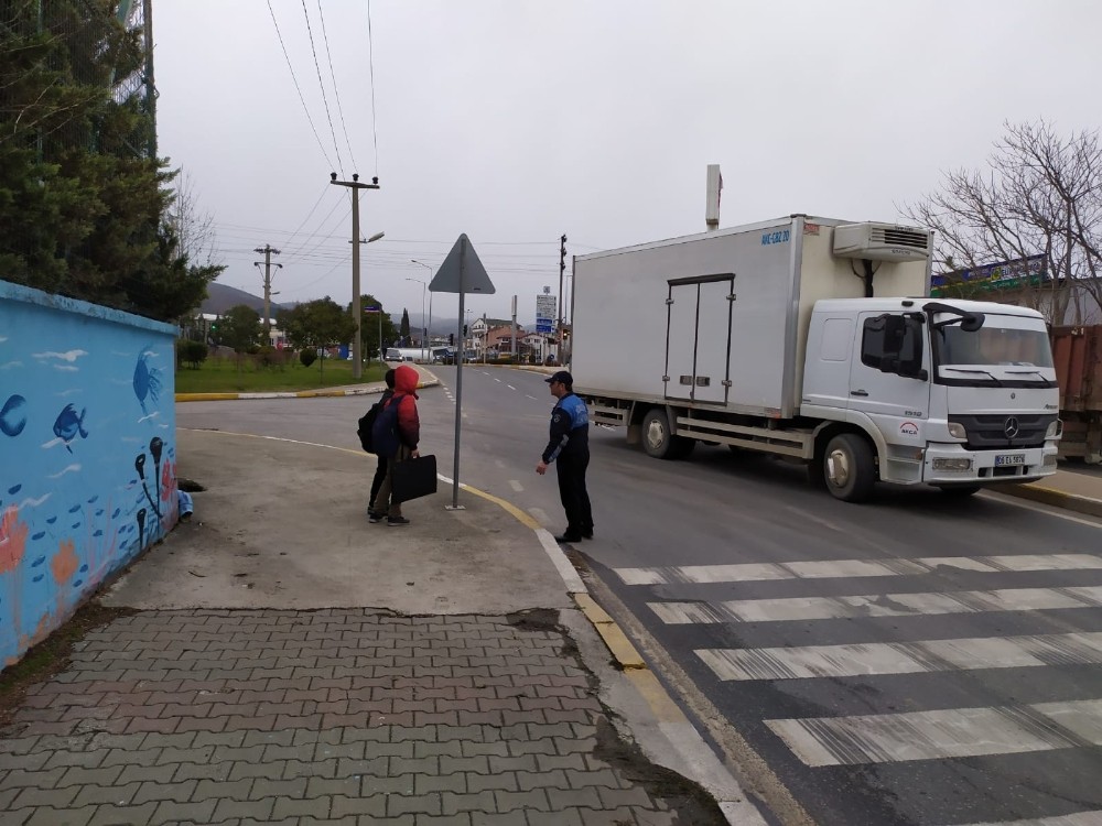 Okul önlerinde zabıta önlemi 