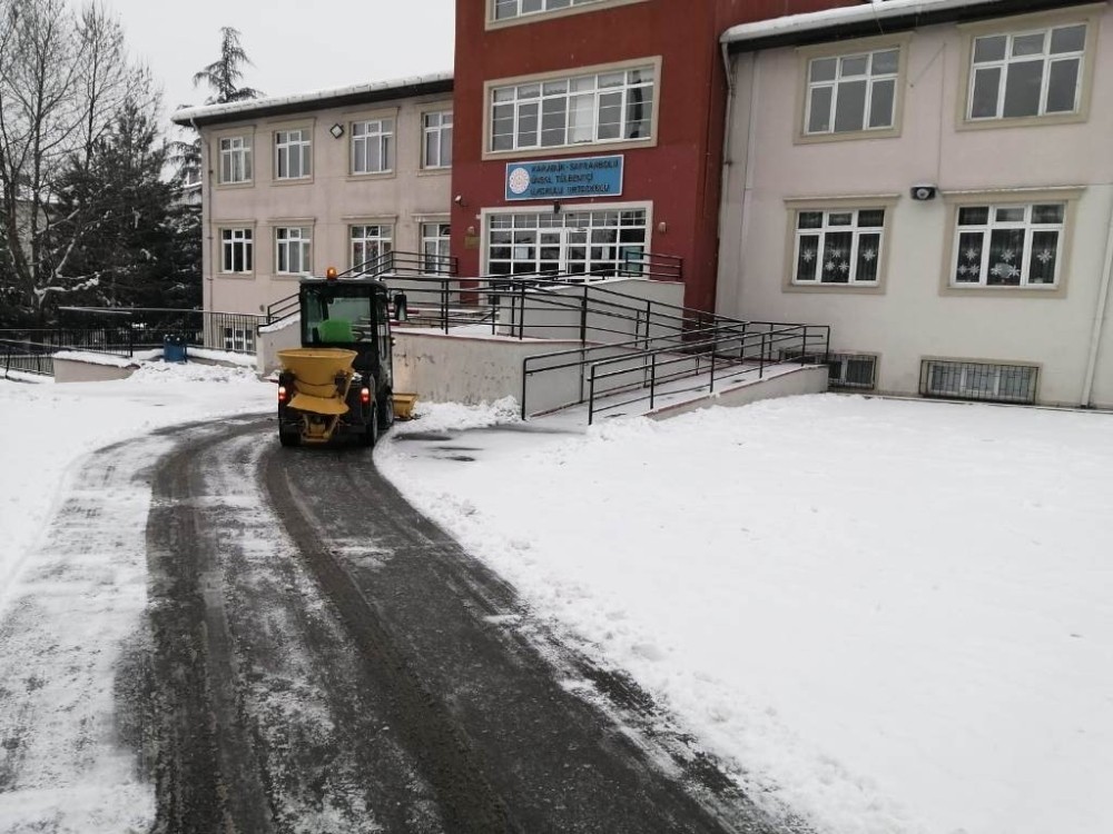 Okul önlerindeki karlar temizlendi 