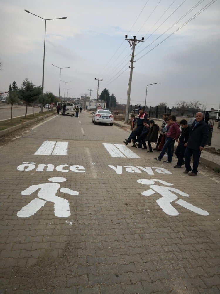 Okul önlerine ‘Önce yaya’ görselleri çizildi 