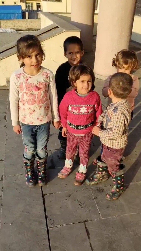 Okul önünde İstiklal Marşı okuyan minikler renkli görüntüler oluşturdu 