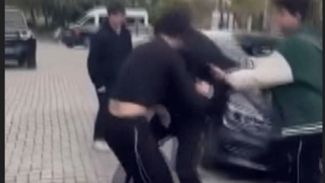 Okul önünde korkunç görüntüler: 2 lise öğrencisinin içler acısı hali!