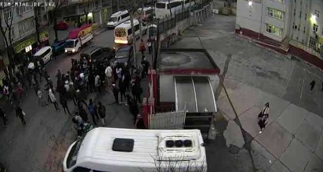 Okul önünde liseli gence silah ve bıçakla saldırdılar