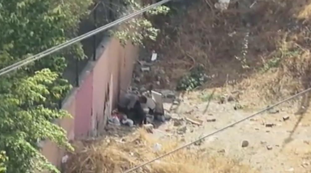 Okul önünde uyuşturucu kullanıyorlardı! Polise yakalandılar