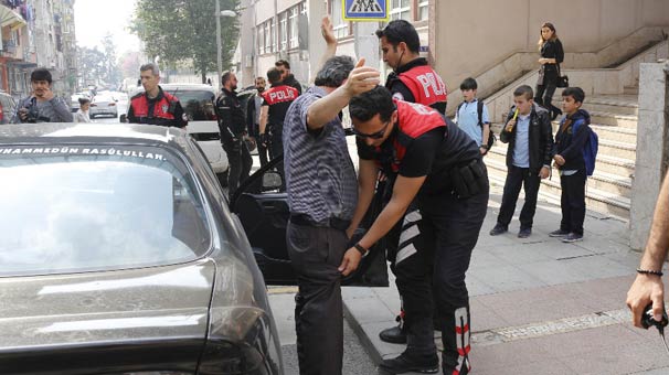 Okul önündeki uygulamada esrarla yakalandı