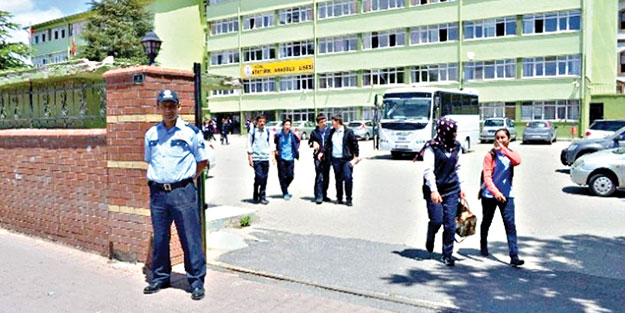 Okul polisi görevde çocuklar güvende