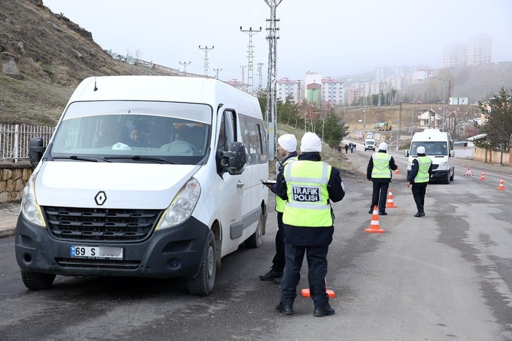 Okul servis araçlarında mevzuata uymayan servis şoförlerinin özel izin belgeleri iptal edilecek 