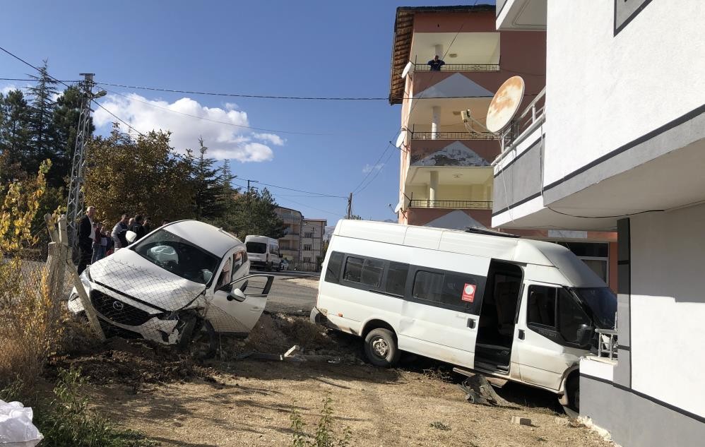 Okul servisi ciple çarpıştı! Yaralılar var