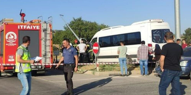 Okul servisi iki araca çarptı: 7'si öğrenci 8 yaralı