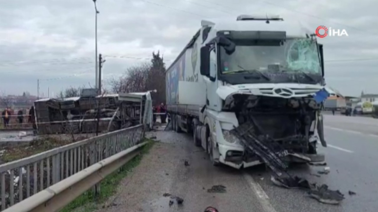 Okul servisi ile tır çarpıştı! 8 öğrencinin durumu ciddi