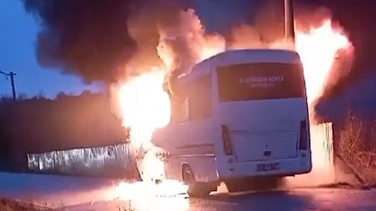 Okul servisi seyir halindeyken yandı!