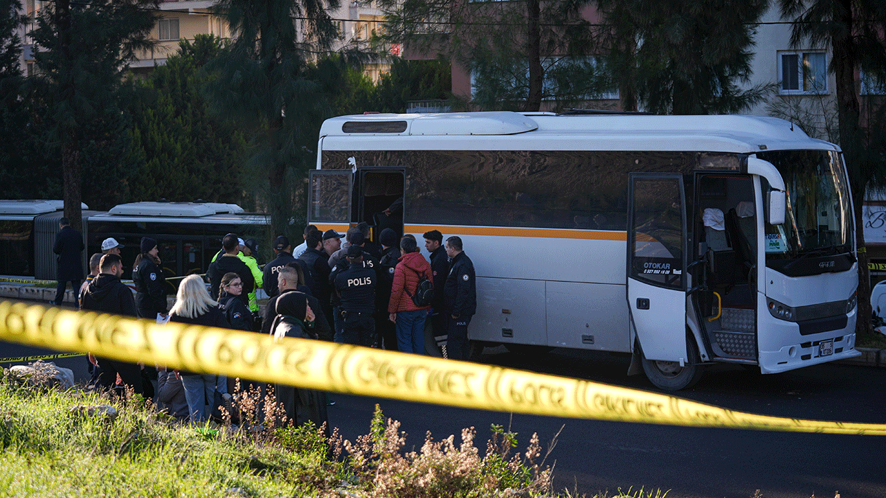 Okul servisi TIR'a çarptı! Kötü haber geldi