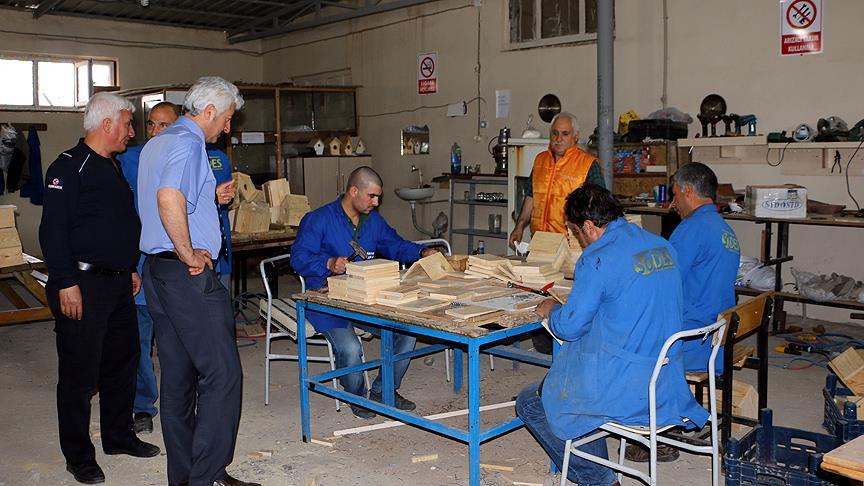 Okul sıraları ve kuş yuvaları cezaevinden