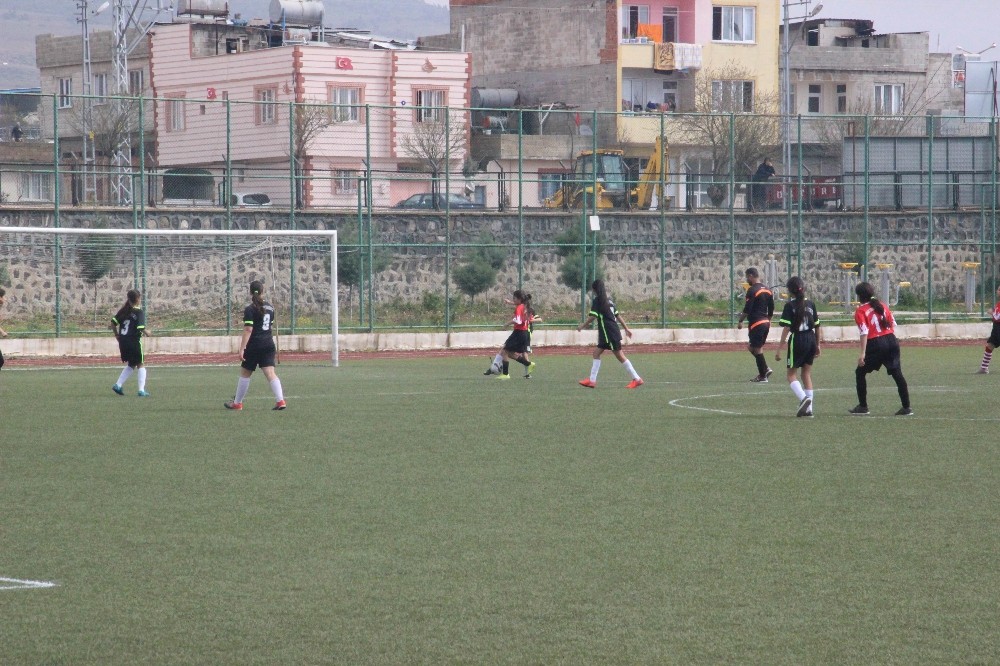Okul sporları futbol yıldızları grup müsabakaları başladı 