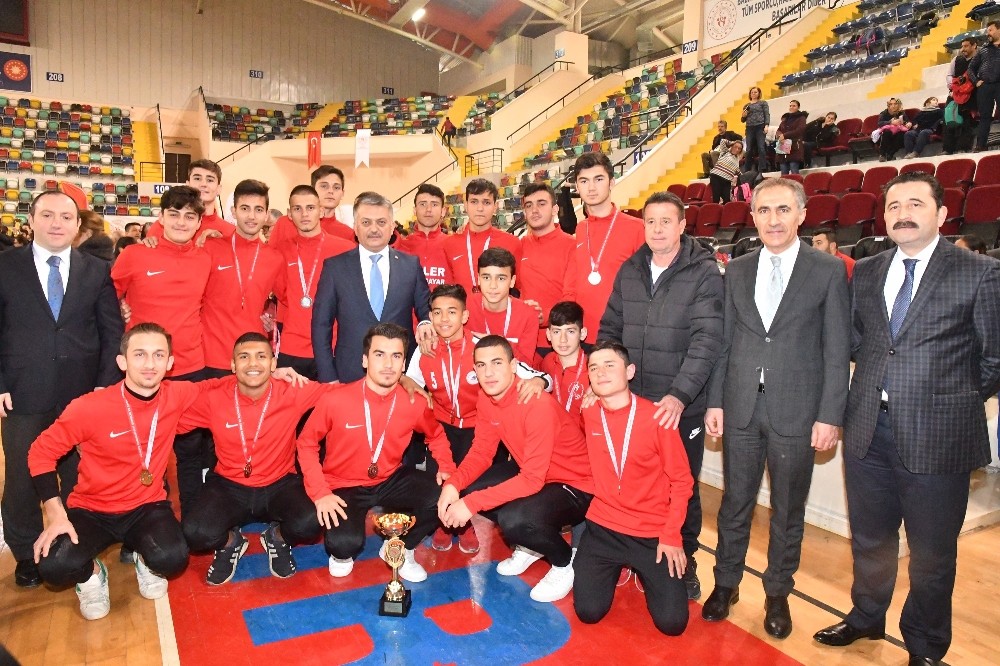 Okul sporlarında ödüller sahiplerini buldu 