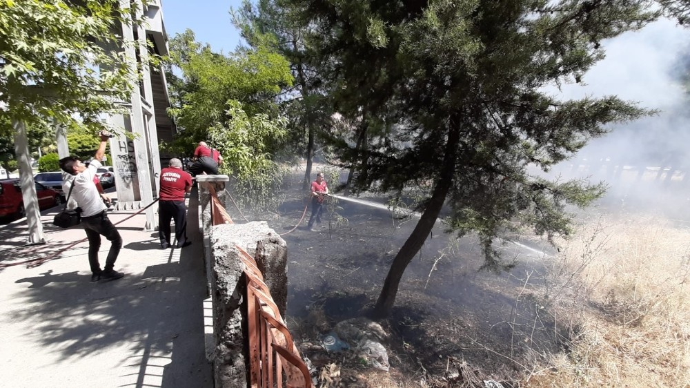 Okul yanındaki bahçede çıkan yangın korkuttu 