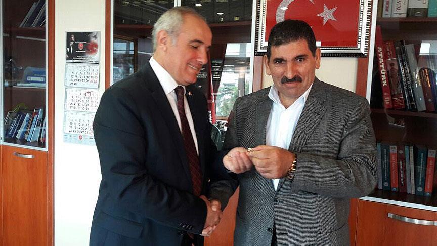 Okul yapımı için yüzüğünü bağışladı