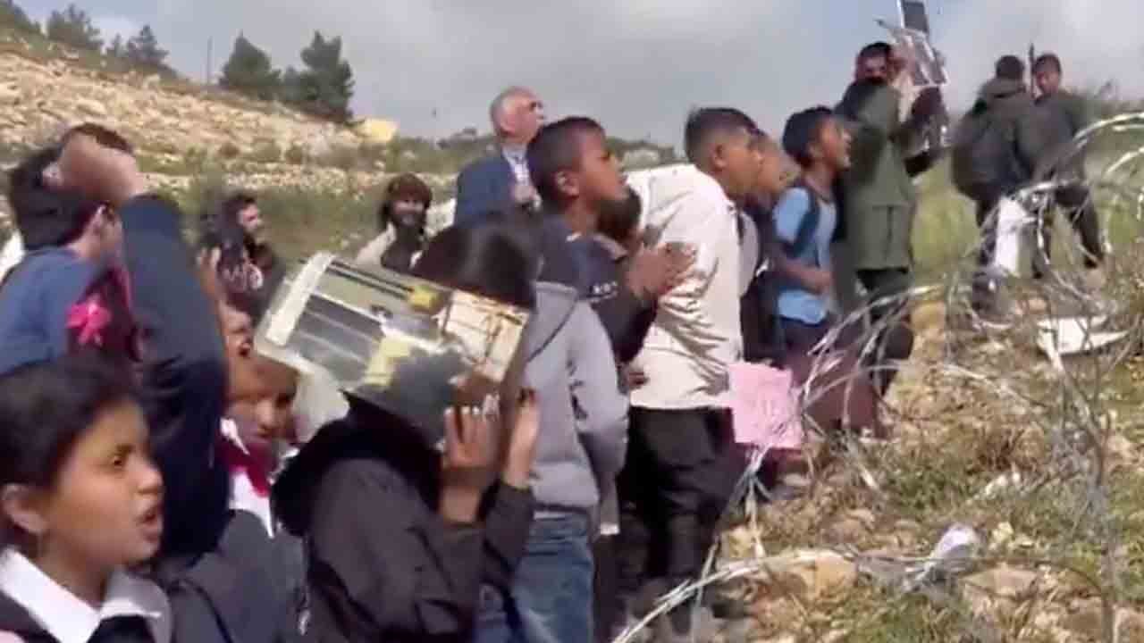 Okul yolları kapatılan minik öğrencilerden işgalcilere protesto! "Yolumuzu açın!"
